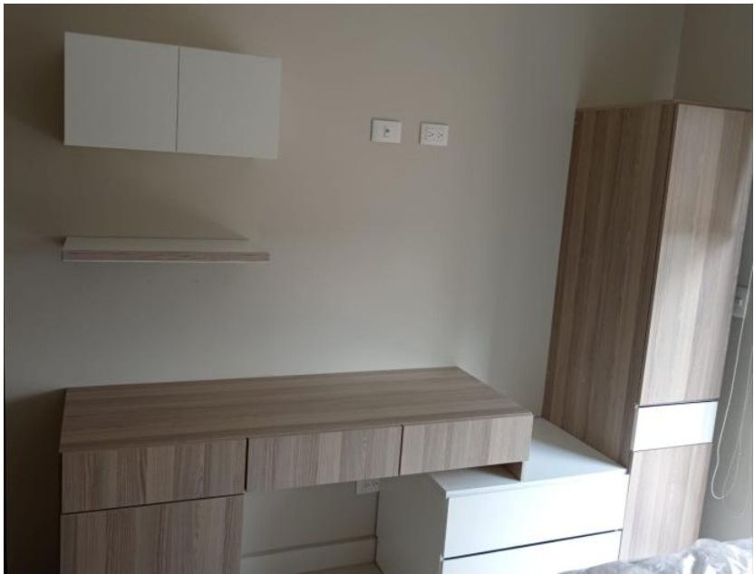 Mueble oscuro con vessel de piedra
